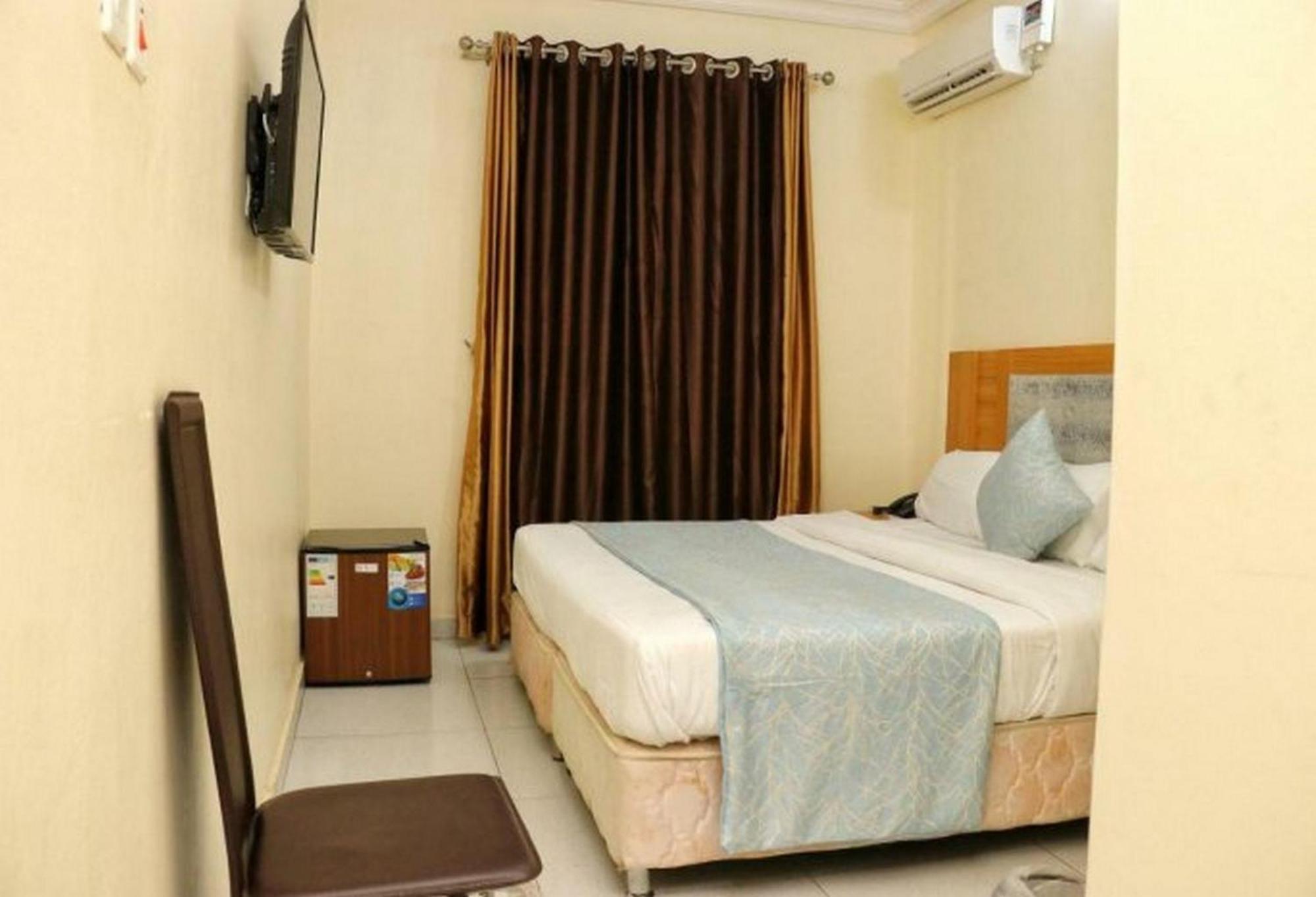Room In Lodge - Bayse One Premium Hotel อิบาดัน ภายนอก รูปภาพ