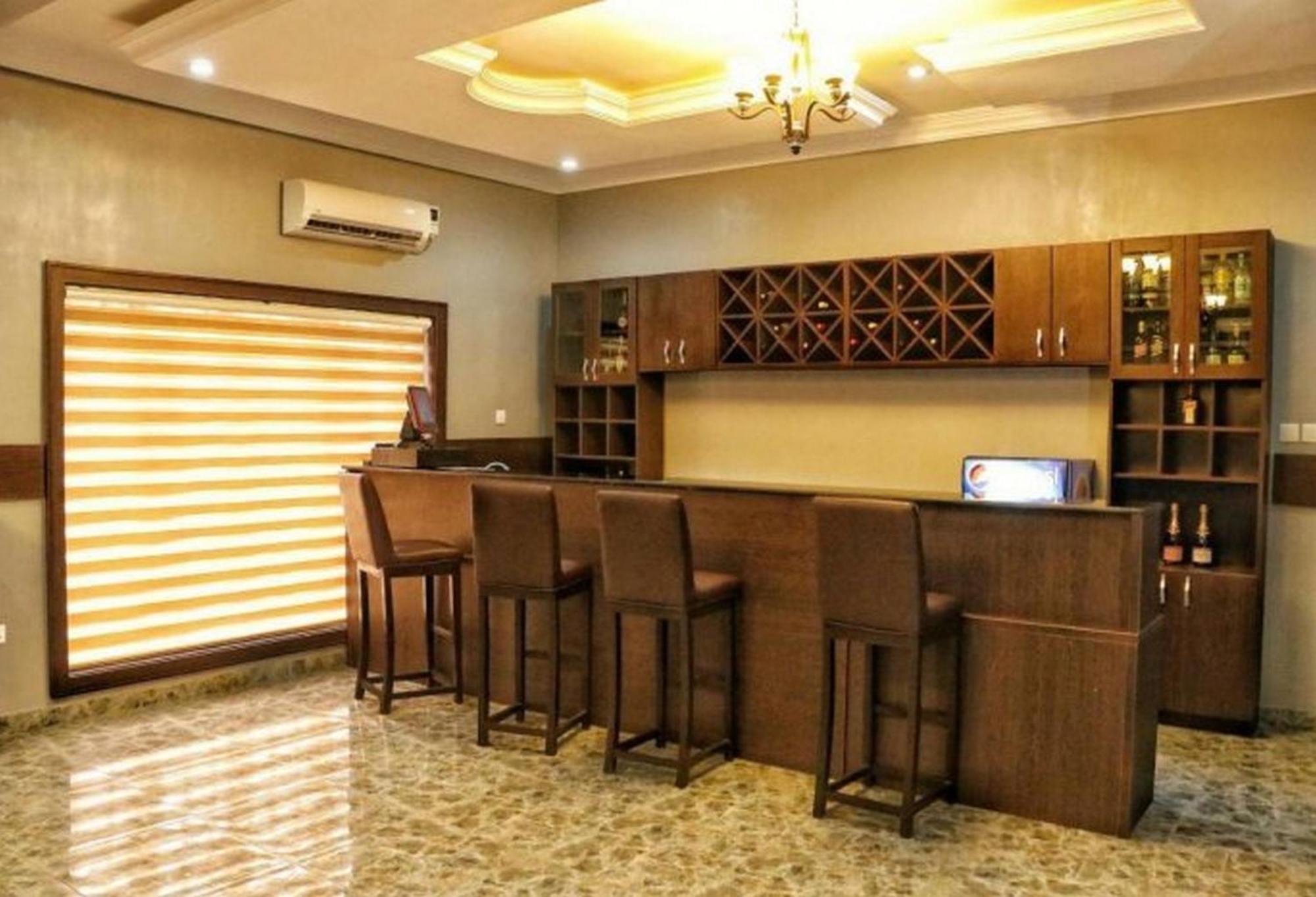 Room In Lodge - Bayse One Premium Hotel อิบาดัน ภายนอก รูปภาพ