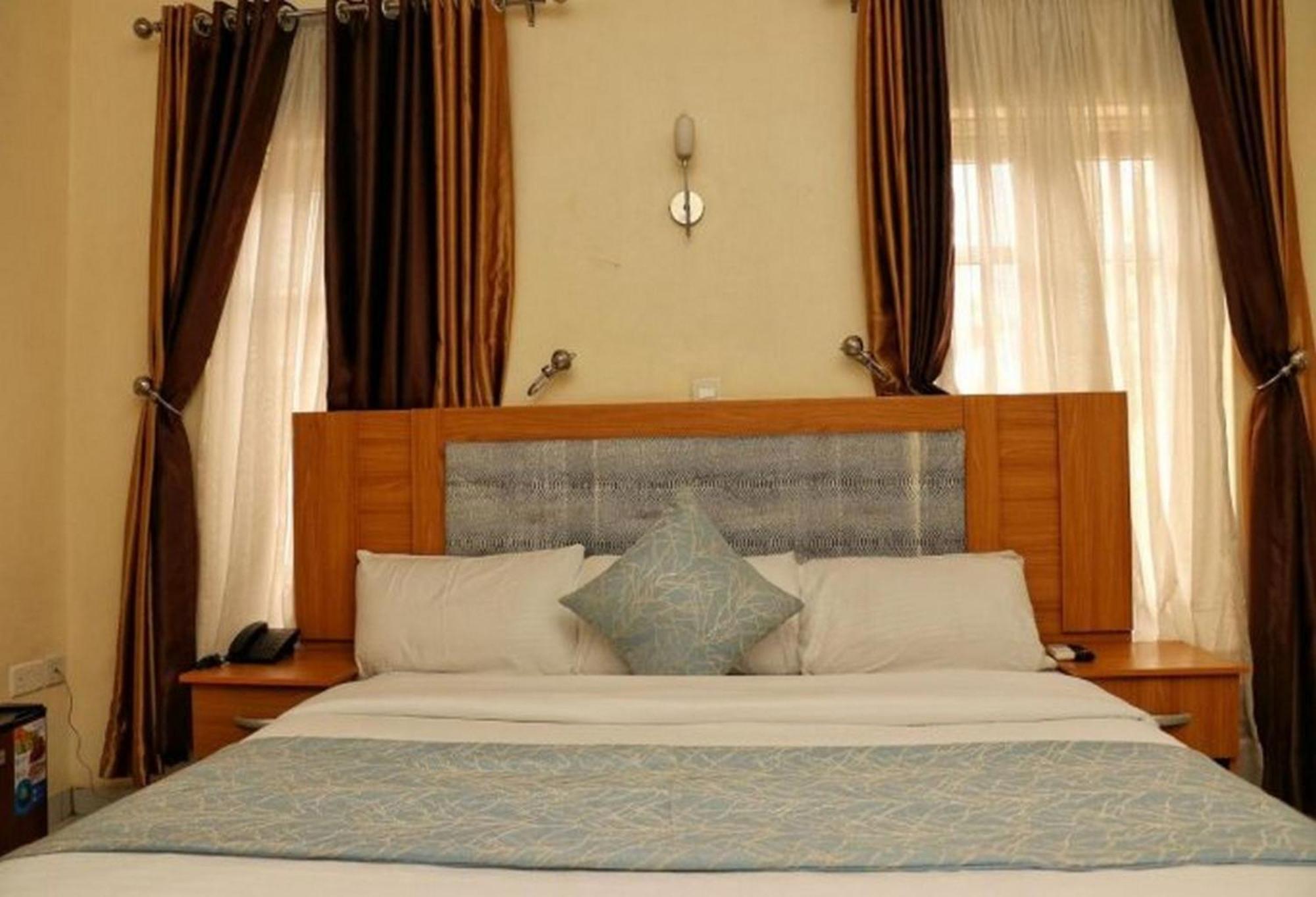 Room In Lodge - Bayse One Premium Hotel อิบาดัน ภายนอก รูปภาพ